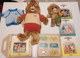 Teddy_Ruxpin_20231025_162100.jpg Teddy Ruxpin, 1985 Vintage, Worlds Of Wonder(WoW) with 6 Books, 6 Cassettes, works