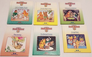 Teddy_Ruxpin_20231025_162321.jpg Teddy Ruxpin, 1985 Vintage, Worlds Of Wonder(WoW) with 6 Books, 6 Cassettes, works