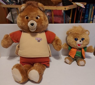 Teddy_Ruxpin_20231025_162450.jpg Teddy Ruxpin, 1985 Vintage, Worlds Of Wonder(WoW) with 6 Books, 6 Cassettes, works