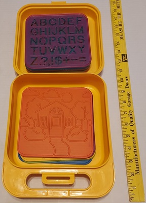 Tupperware_Tuppertoy_Art_Case_20231025_161758.jpg Tupperware Tuppertoy Stencil Art Case with 8 stencils, 6 trace plates, Vintage