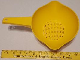 Tupperware strainer,1qt (vintage, yellow)