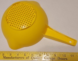 Tupperware strainer,1qt (vintage, yellow)