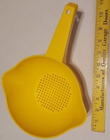 Tupperware strainer,1qt (vintage, yellow)